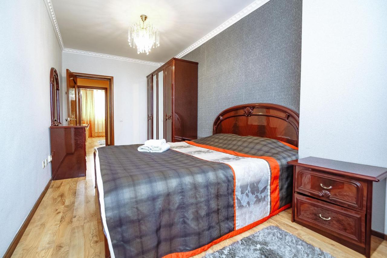 Two Bedroom Apartment On Syganak Street 64-1 Астана Екстериор снимка